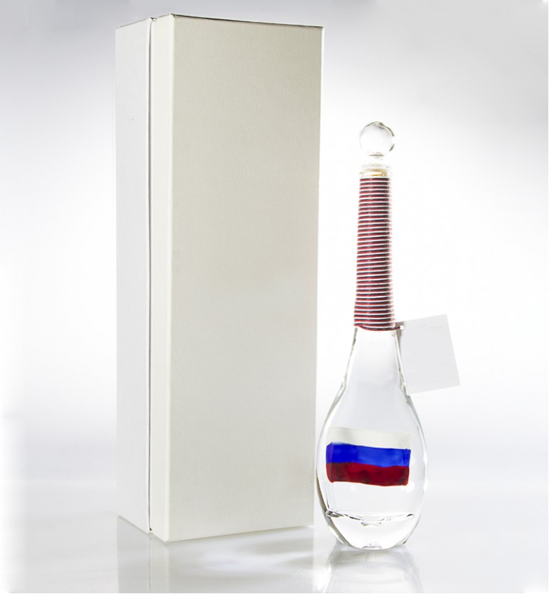Флаг России внутри бутылки с "Царской"